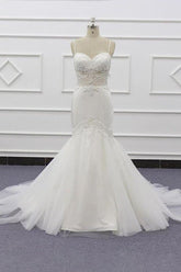 Elegante vestido de novia de sirena con tirantes finos y cuentas